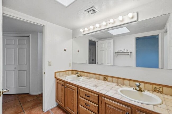 Building Photo - 770 N Lazy J Wy