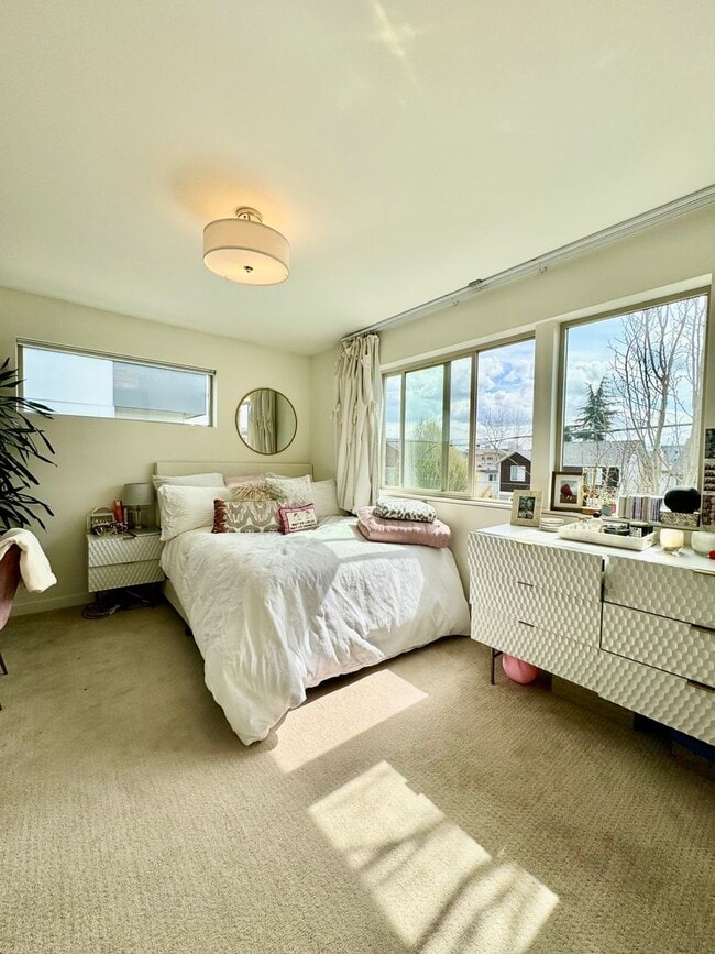 Building Photo - Ballard Townhome