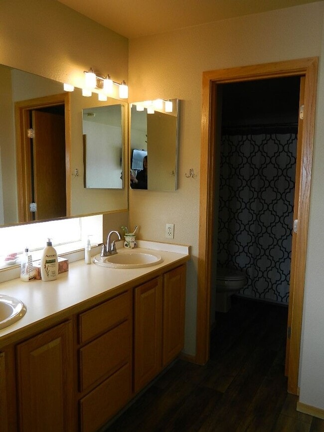 Building Photo - Summer Seasonal Rental- Lake Forest E301