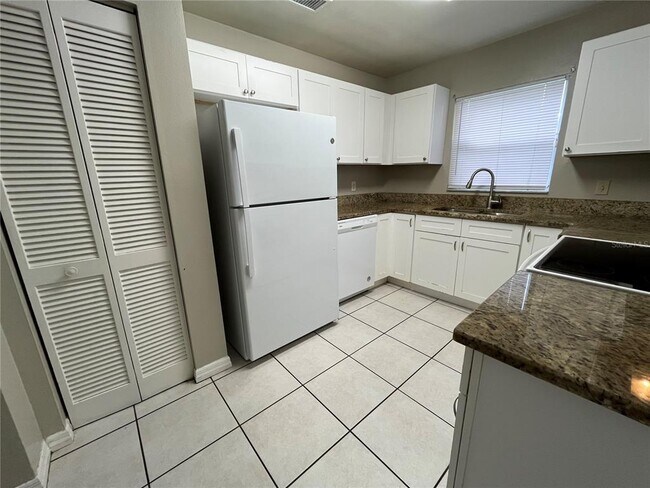 Building Photo - 1465 Tiverton Dr