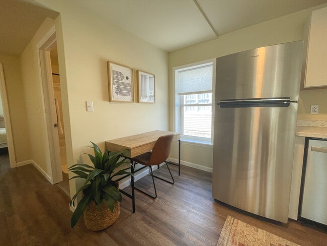 Building Photo - 100 Miller St