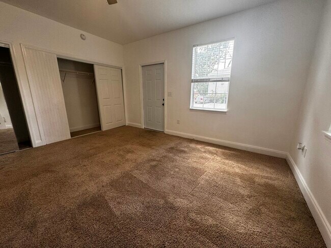 Building Photo - 102 White Dr
