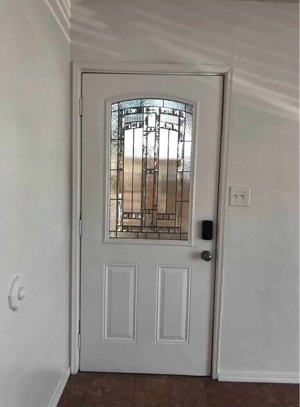 Building Photo - 4068 Oakcrest Dr