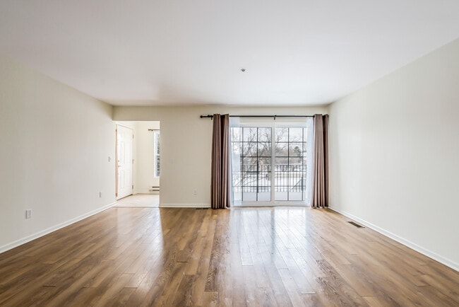 Building Photo - 120 W Oakbrook Dr