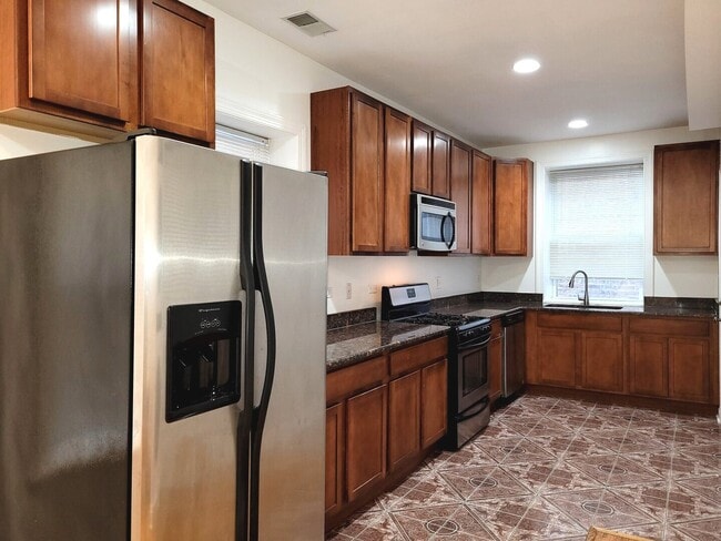 Building Photo - 7207 N Damen Ave