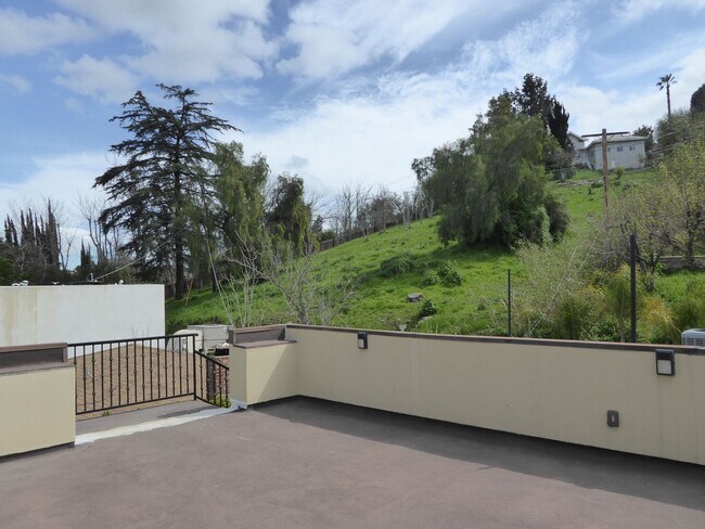 Building Photo - Woodland Hills Single Story 3 Bedroom Home...