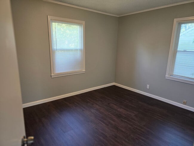 Building Photo - Newly Renovated 2 bedroom in Roeland park