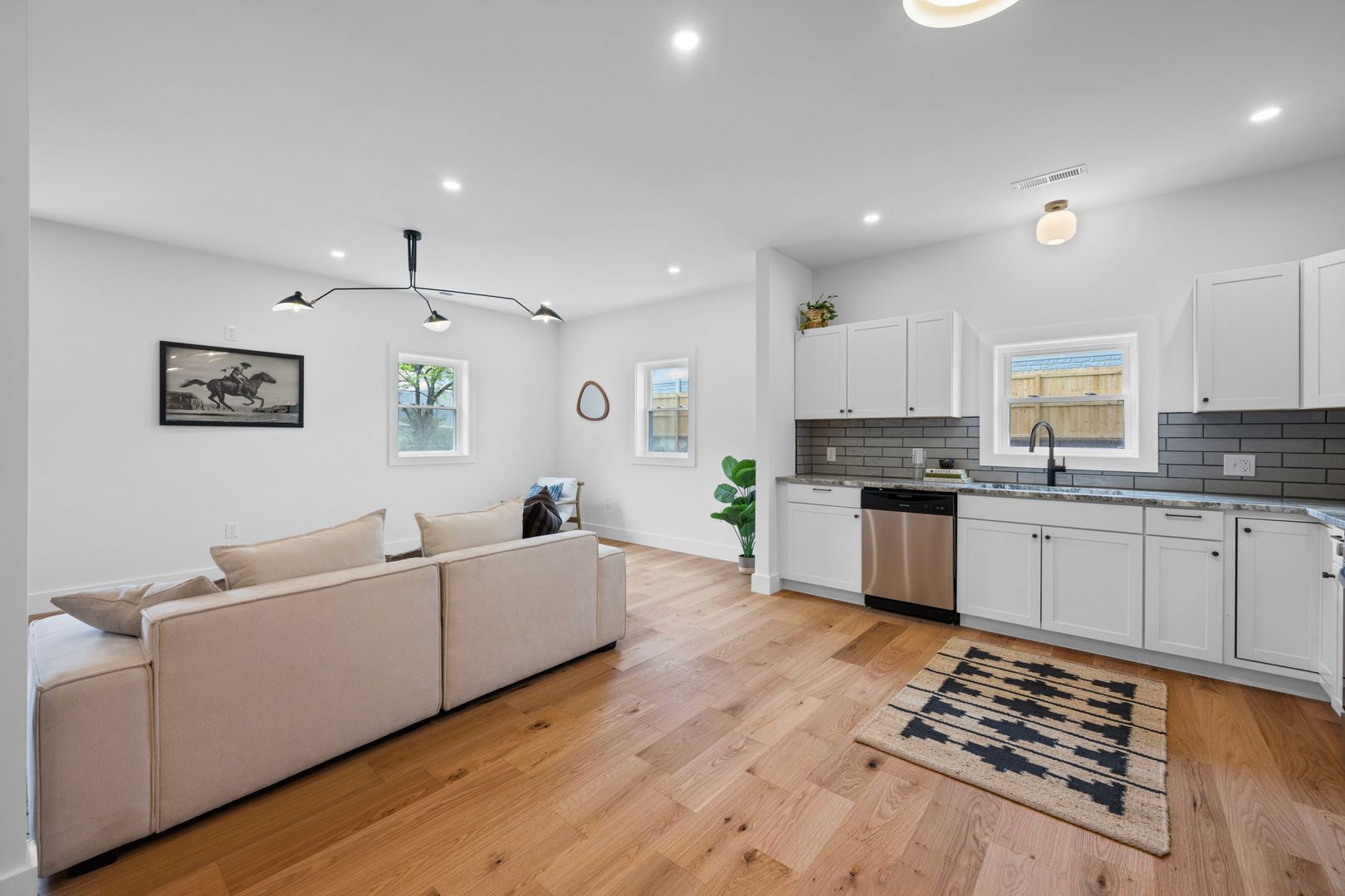 Building Photo - 317 S Howell Ave