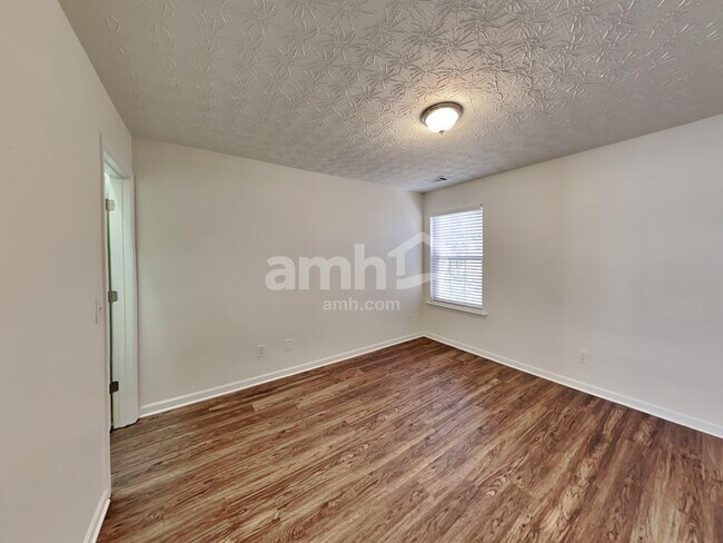 Building Photo - 330 Meadows Ln