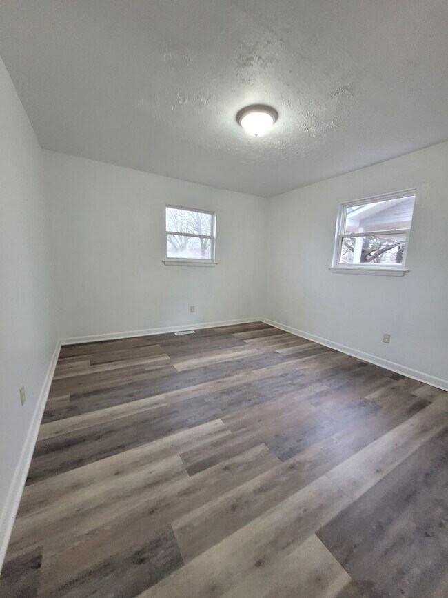 Building Photo - 3 Bedroom 1 Bath home with a Fenced back Yard!