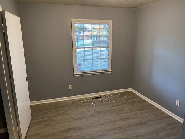 Building Photo - Renovated 3 Bed / 1 Bath Brick Ranch in Ea...
