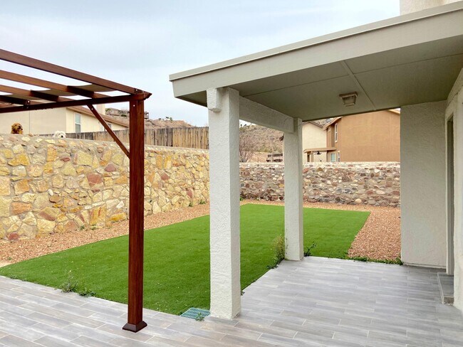 Building Photo - 1470 Senda Del Sol Ln