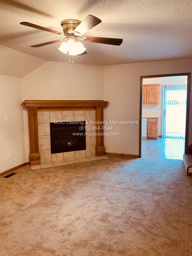 Building Photo - Spacious Raymore Townhome in Prime Remington Village Location