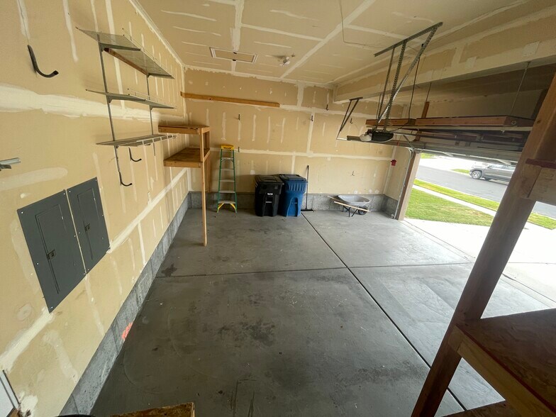 Building Photo - 435 W Regatta Ln
