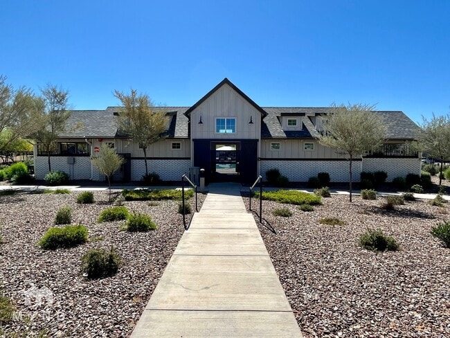 Building Photo - 4839 E Village Dr