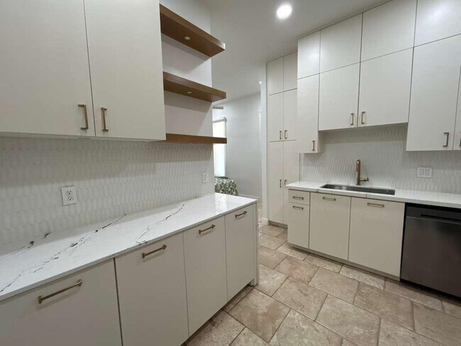 Building Photo - 2110 Bermuda Dr