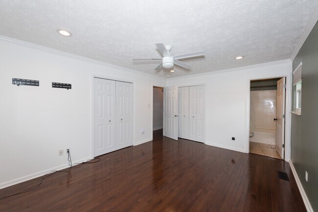Building Photo - 5936 Clearbrook Dr