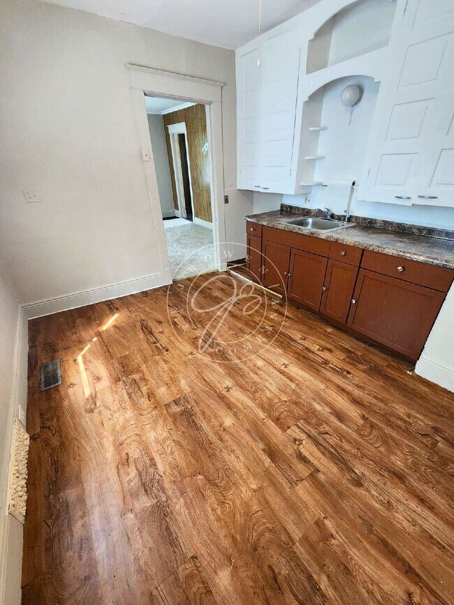 Building Photo - Spacious 3-Bedroom Home with Bonus Room and 1.5 Baths