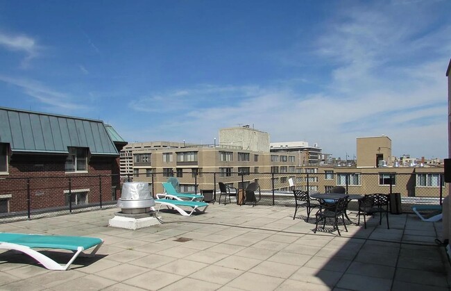 Building Photo - 522 21st St NW