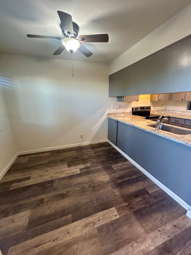 Building Photo - Marina Gardens Townhouse!  End unit, excel...