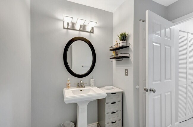 Building Photo - 807 Windermere Way