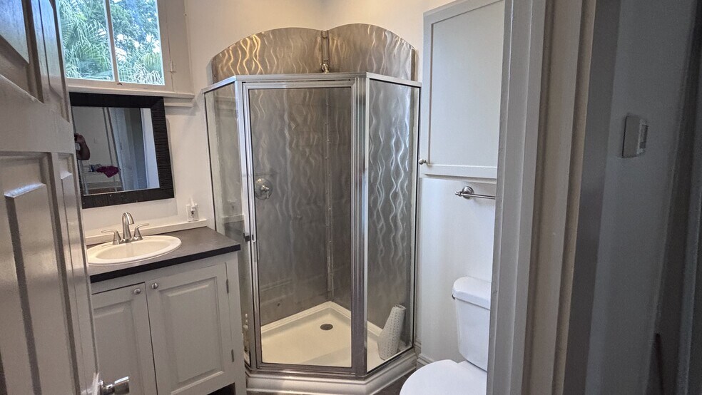 Building Photo - 4026 Chestnut St