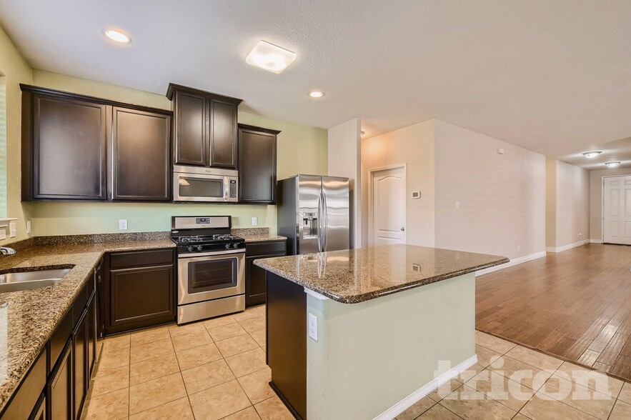 Building Photo - 1735 Oak Glen Dr