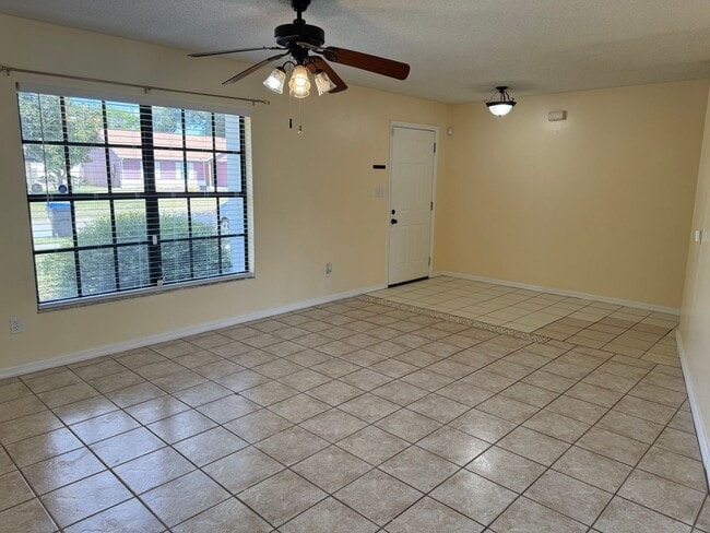 Building Photo - 4712 Dandelion Dr