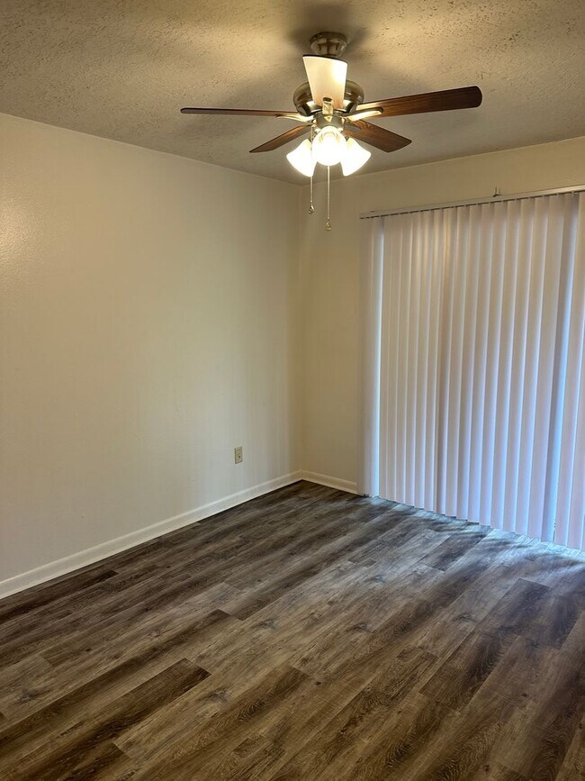 Building Photo - College Station - 2 bedroom - 1 bath - fenced in yard - WD connections