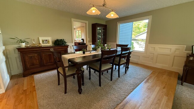 Building Photo - Pristine Single-Family Home in the Heart o...