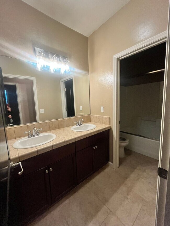 Building Photo - 2126 N Lindsay Ct