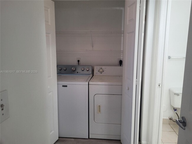 Building Photo - 7910 N Nob Hill Rd