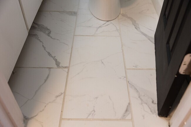 Full bath - tiled floor - 2558 Crestleigh Mnr