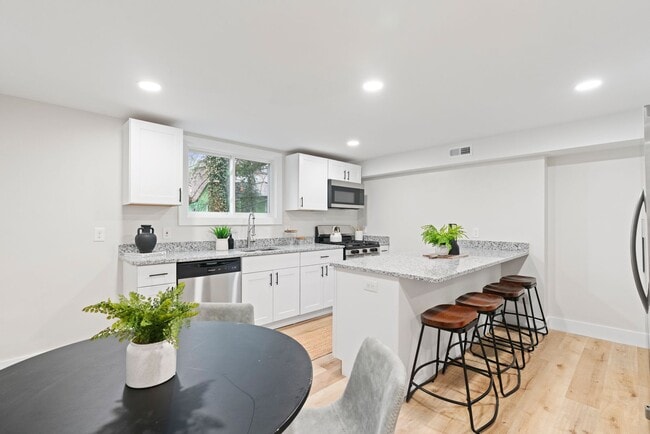 Building Photo - Cozy Completely Renovated Home Minutes fro...