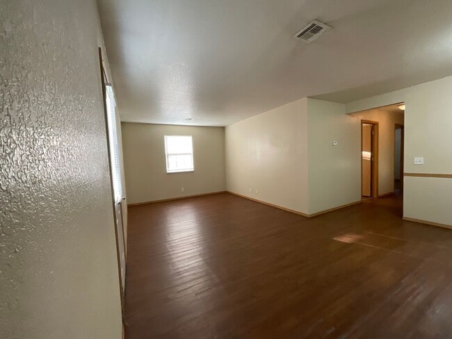 Building Photo - Newly renovated 2BR/1BA apartment in Joplin, MO near MSSU campus
