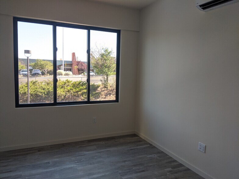 Building Photo - 557 Oppenheimer Dr