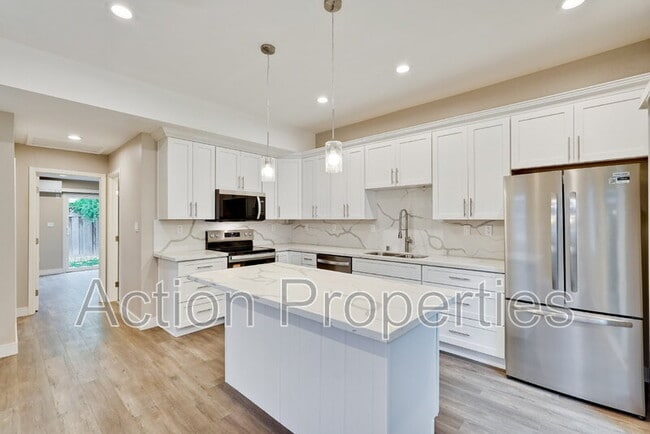 Building Photo - 681 S 13th St