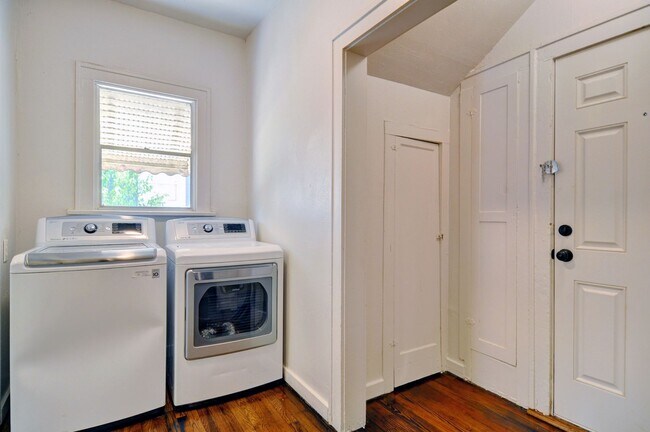 Building Photo - Near Southside Downstairs Duplex