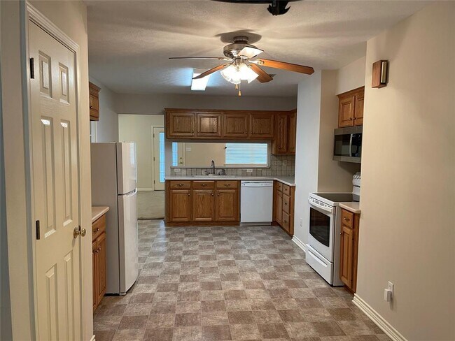 Building Photo - 203 Pine Valley