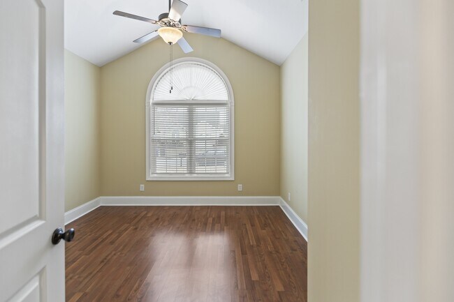 Building Photo - 1624 Brook Hollow Dr