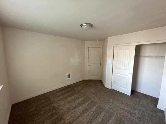 Building Photo - 2236 SW Reindeer Ave