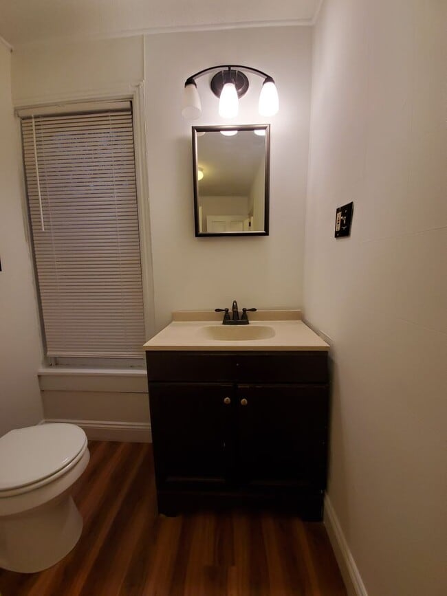 Building Photo - Spacious 3 Bedroom 1.5 Bath Brick Home