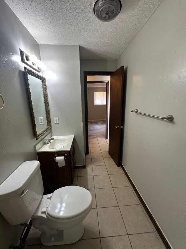 Building Photo - 3 Bed 1 Bath Brick Home with 1 Car Garage