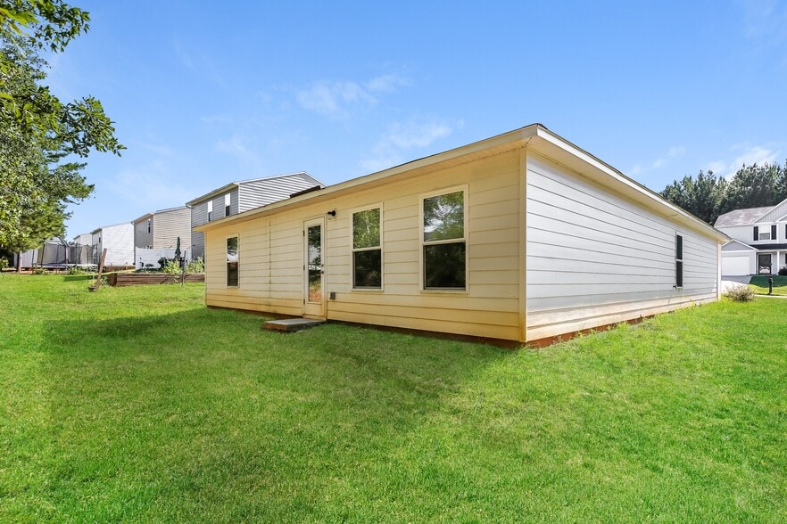 Building Photo - 161 Queens Cir