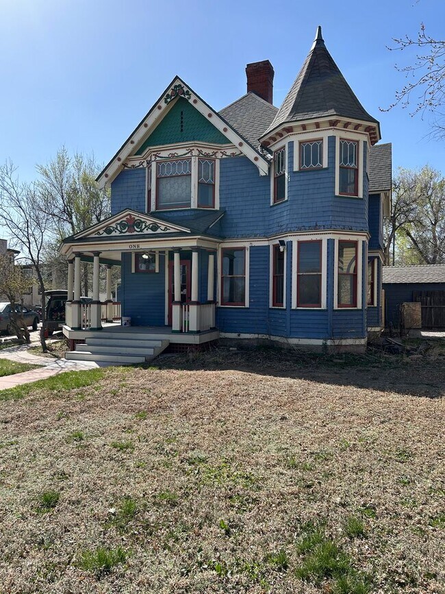 Building Photo - Historic Cheyenne Canyon Home
