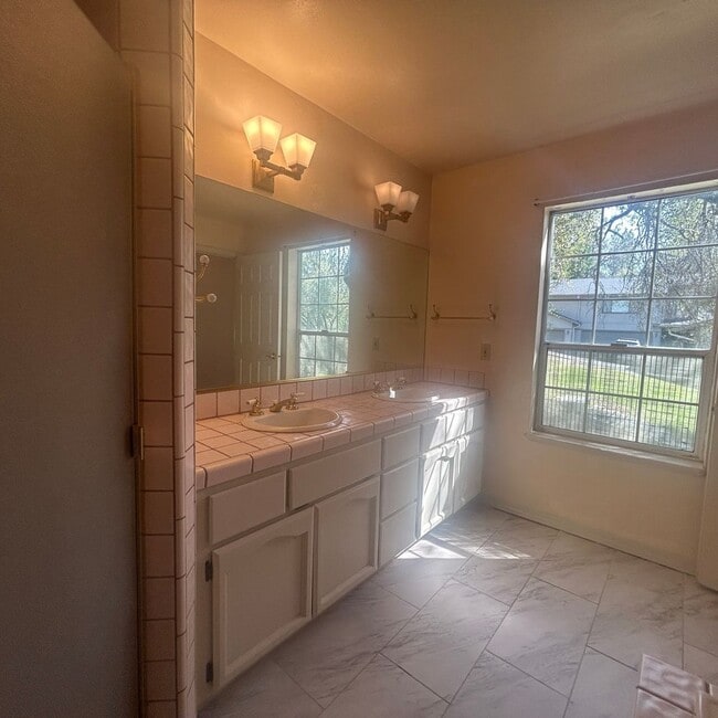 Building Photo - Beautiful Lake Wildwood Home with private back yard.