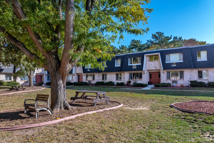 Building Photo - Garden Bay Square