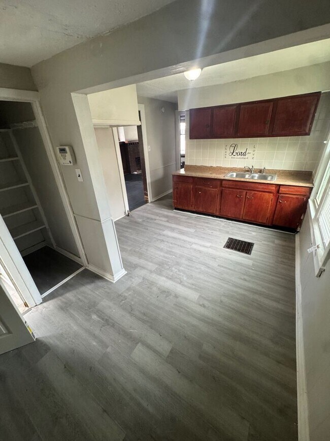 Building Photo - SECTION 8 & EDEN Accepted!!! Cleveland Charm Reimagined — Fully Renovated Home!