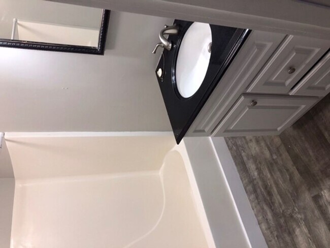 Building Photo - Nice 3 bedroom one bath in the southend