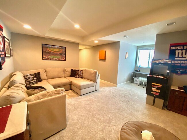 Building Photo - 3428 Akron Ct